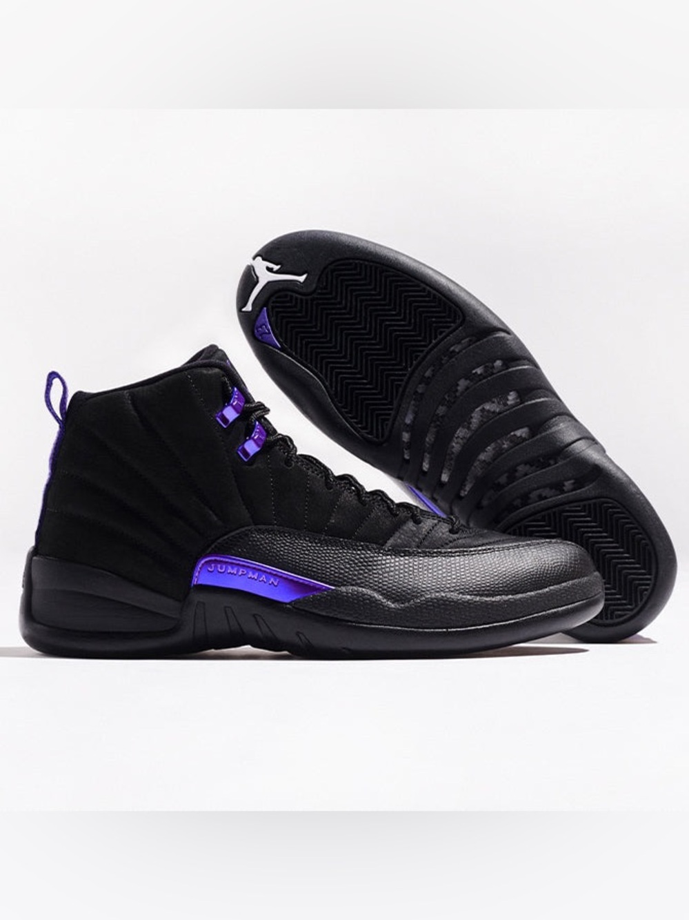 Jordan 12 Retro Sneakers
Black & Dark Concord Colorway